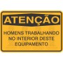 Homens trabalhando no interior deste equipamento